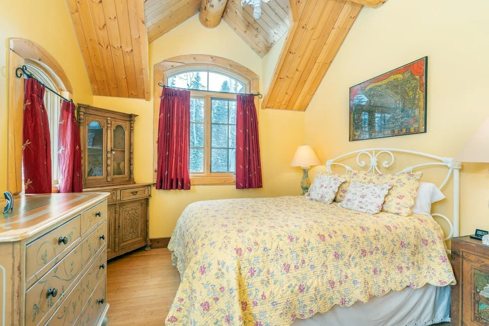 Hilltop Hideaway - Expansive Views From This Private Estate, Hot Tub, Pool Table