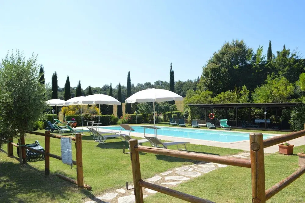 Large Apartment With Shared Swimming Pool in Crete Senesi