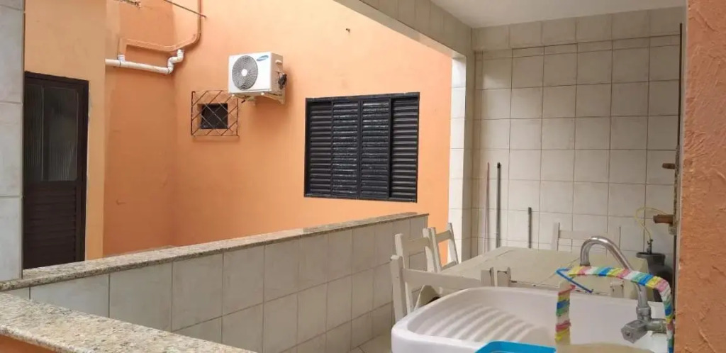 Casa 02 dorm na Rua Salmao