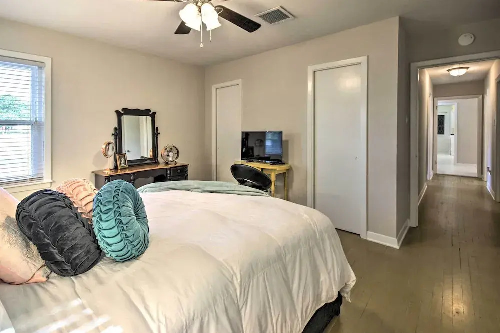 Lovely Tomball Home < 1 Mi to Dtwn + Pool Access!