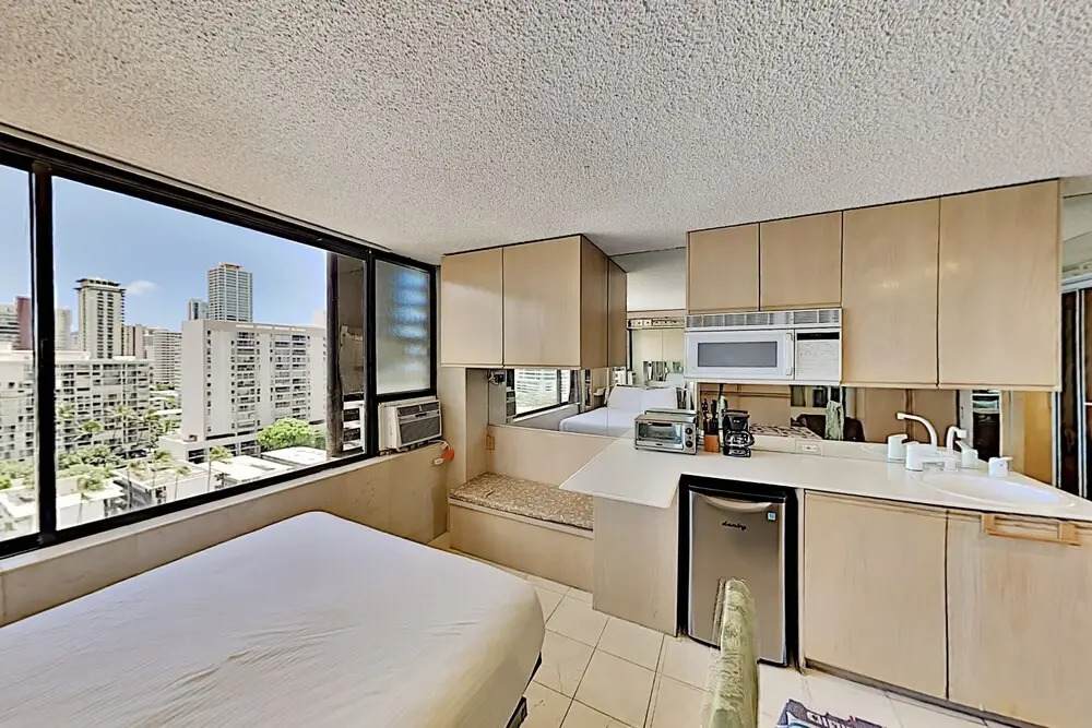Hawaiian Monarch 1607 Condo by Redawning