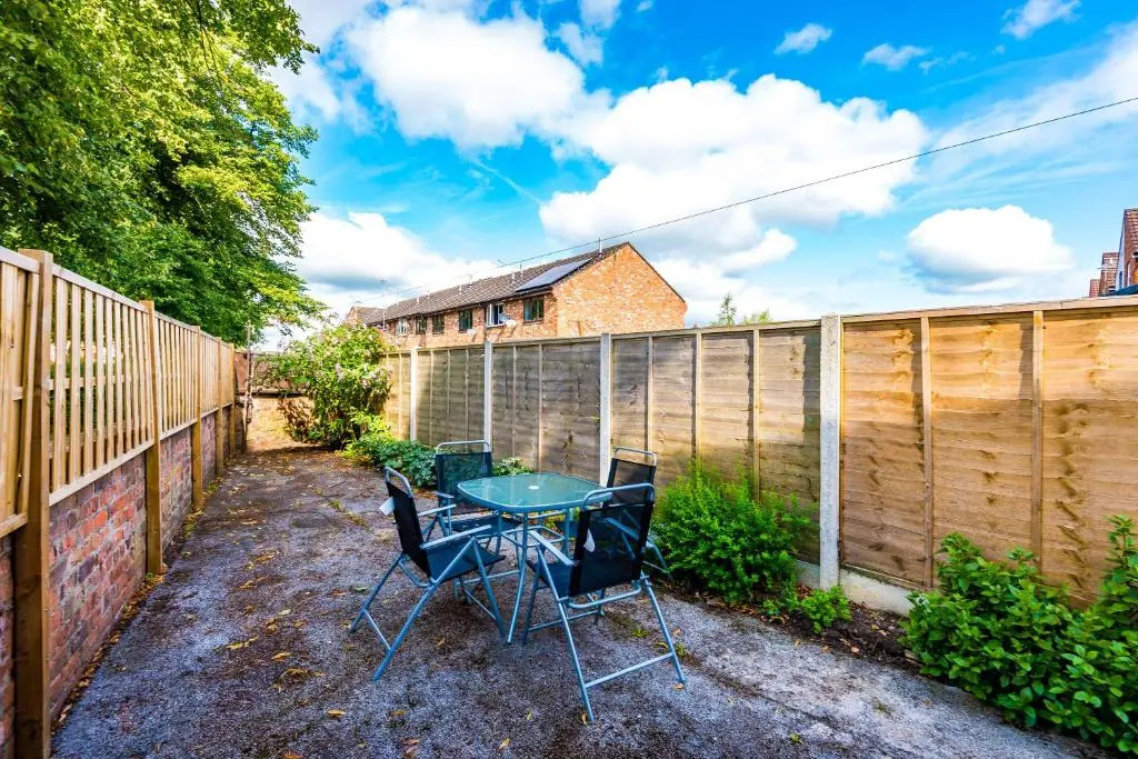 Spacious 4-Bed House in Crewe by 53 Degrees Property, Long-term discounts, Ideal for Contractors