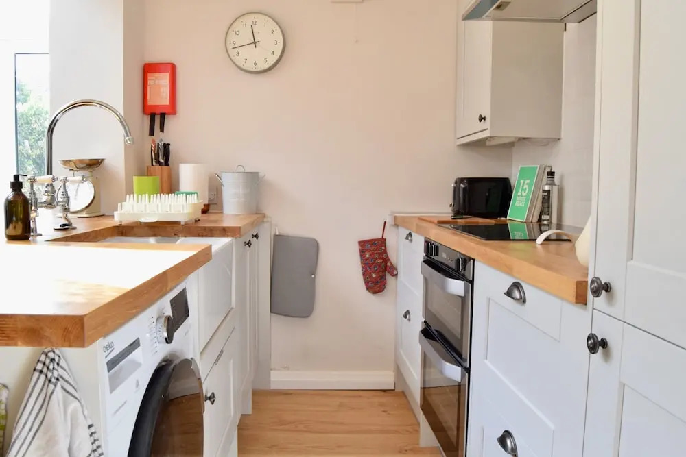 Spacious 3 Bedroom Family Home With Back Garden