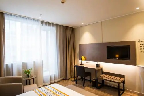 Home Inn Plus Shanghai Yushan Road Yuanshen Sports Center