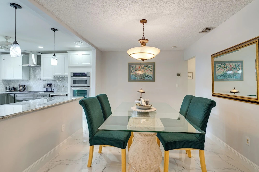 Private Beach & Pool Access! Fort Myers Getaway