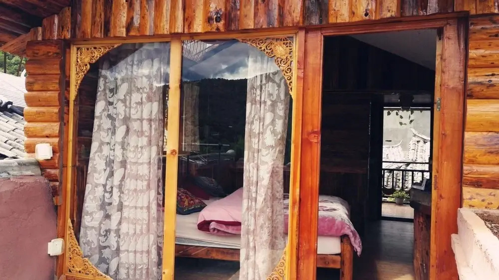 Luguhu Lakeside Apu Guest House