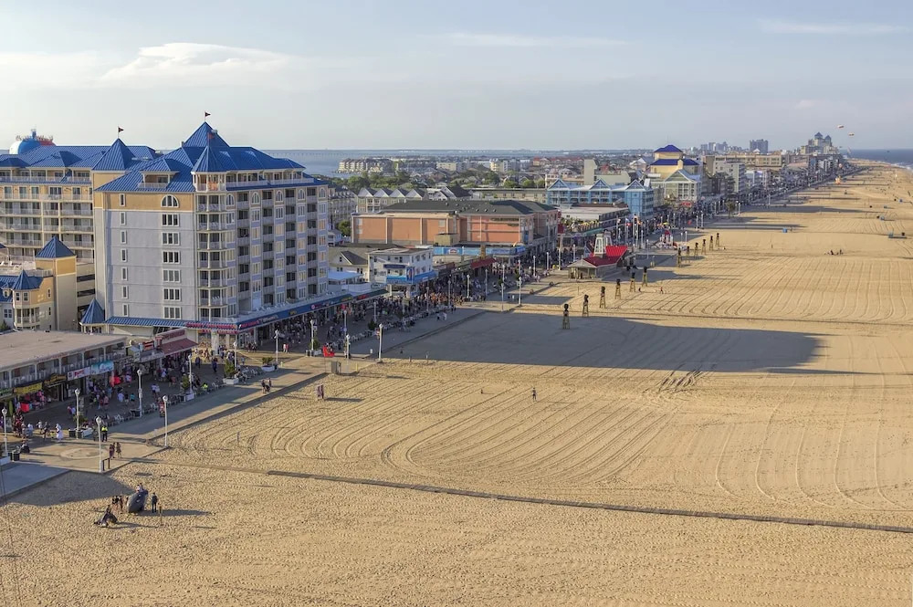 New Listing! Bayfront W/ Pool- Walk To Beach 3 Bedroom Condo