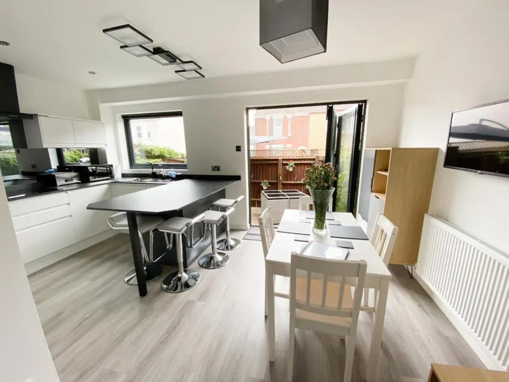 Harbourside House - Great Location - Parking - 2 En-Suites - Sleeps 5 Plus 1