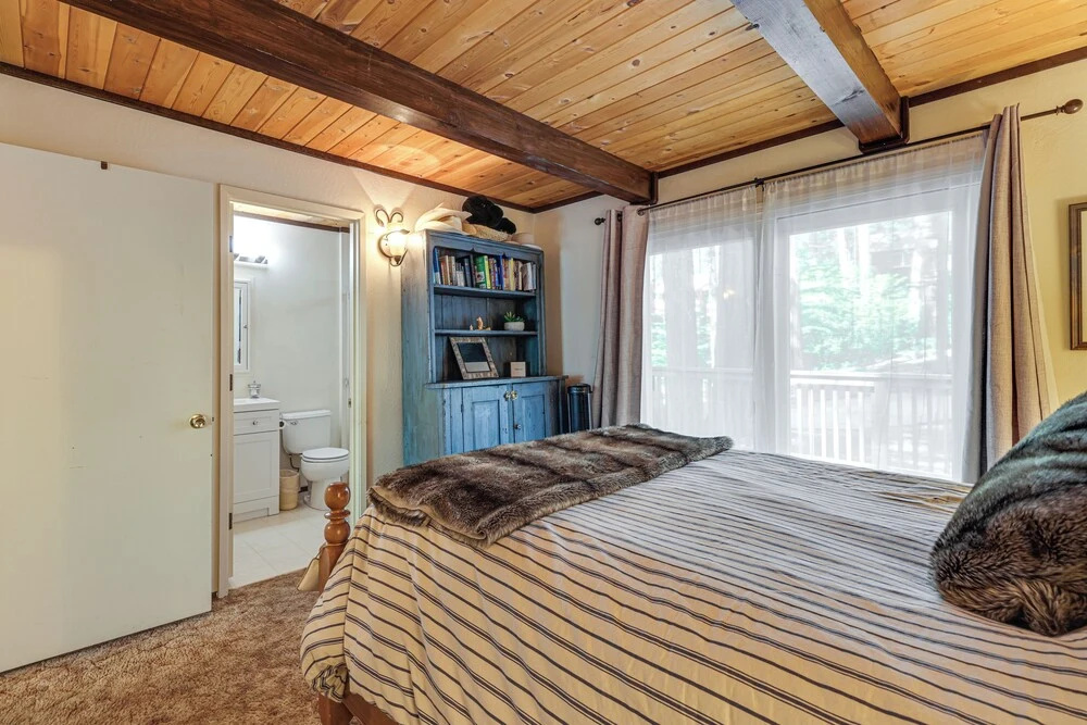 Cabin w/ Deck & Fire Pit in Blue Lake Springs!
