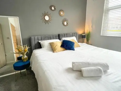 Spacious 2Bed Apartment with FREE PARKING! 15min to city & Christie NHS