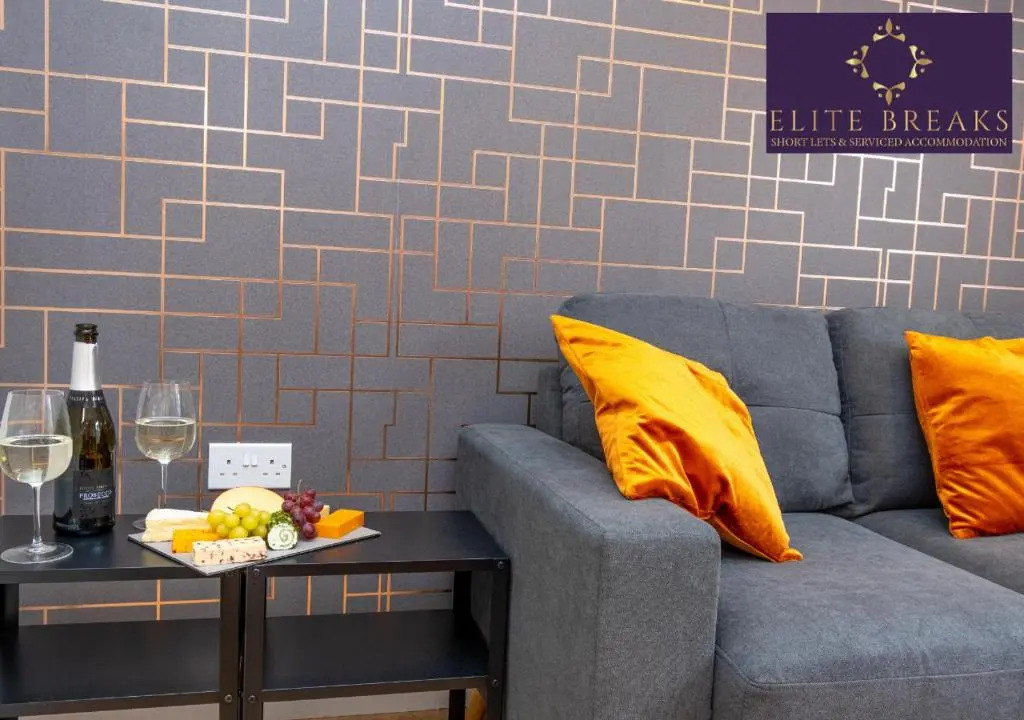 Central 4 bed house by Elite Breaks Serviced Accommodation Birmingham With Free Parking Sleeps upto 8