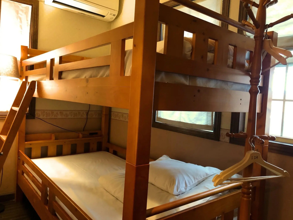 IZA Kamakura Guest House and Bar