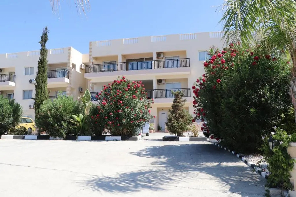 Sunset apartment with pool & 10 mins to Venus beach