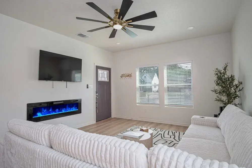 Enjoy 4br/3ba Comfort & Convenience Near Downtown!