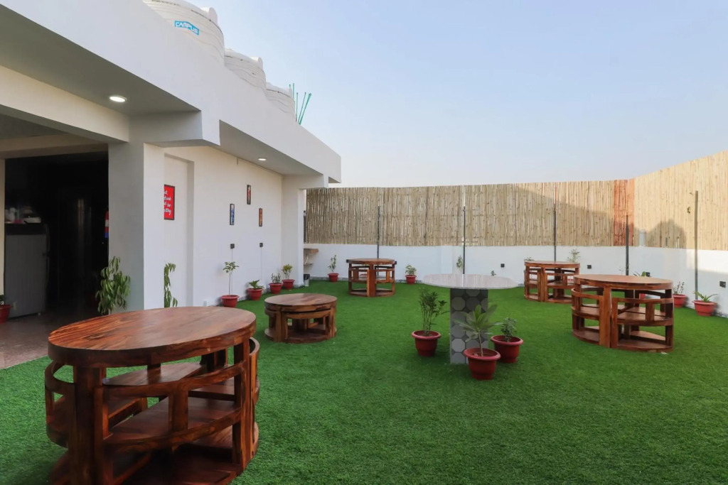 Flagship 75893 Hotel Maharaja Gold