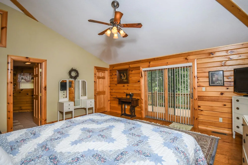 Cozy Cabin 4 Bedroom House