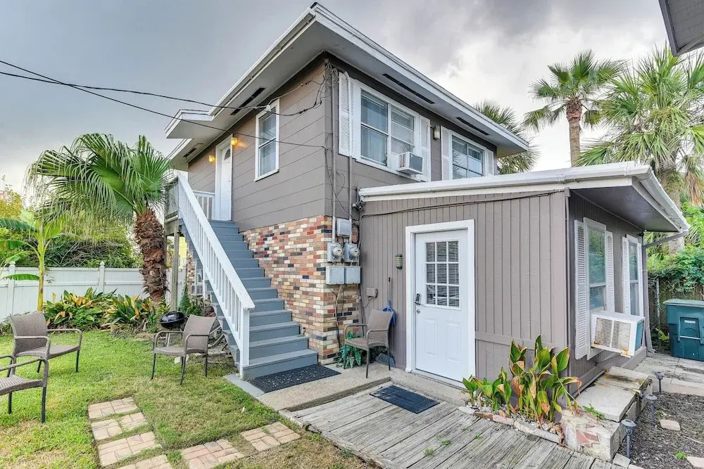 ~ 1 Mi to the Strand: Central Unit in Galveston!