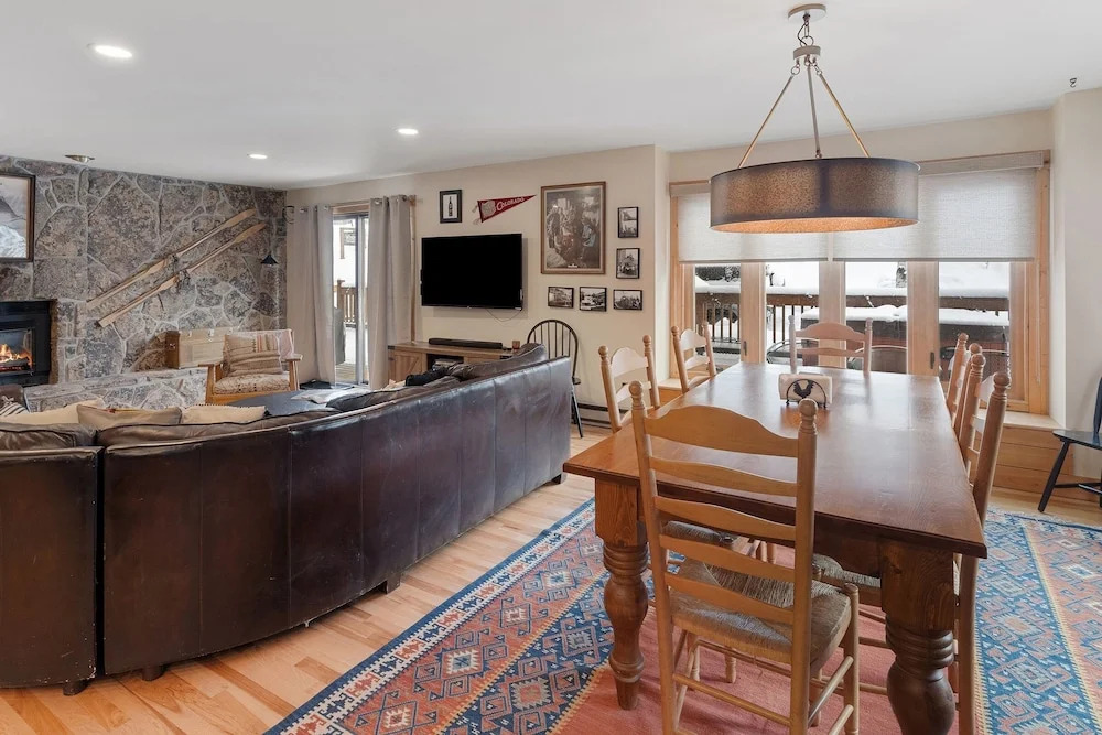 Winterset 8 pet Friendly 4 Bedroom Townhouse by RedAwning