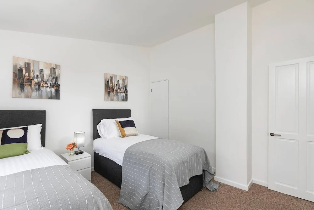 Skyvillion - Lush 2 Bed Hydean Way House & Garden