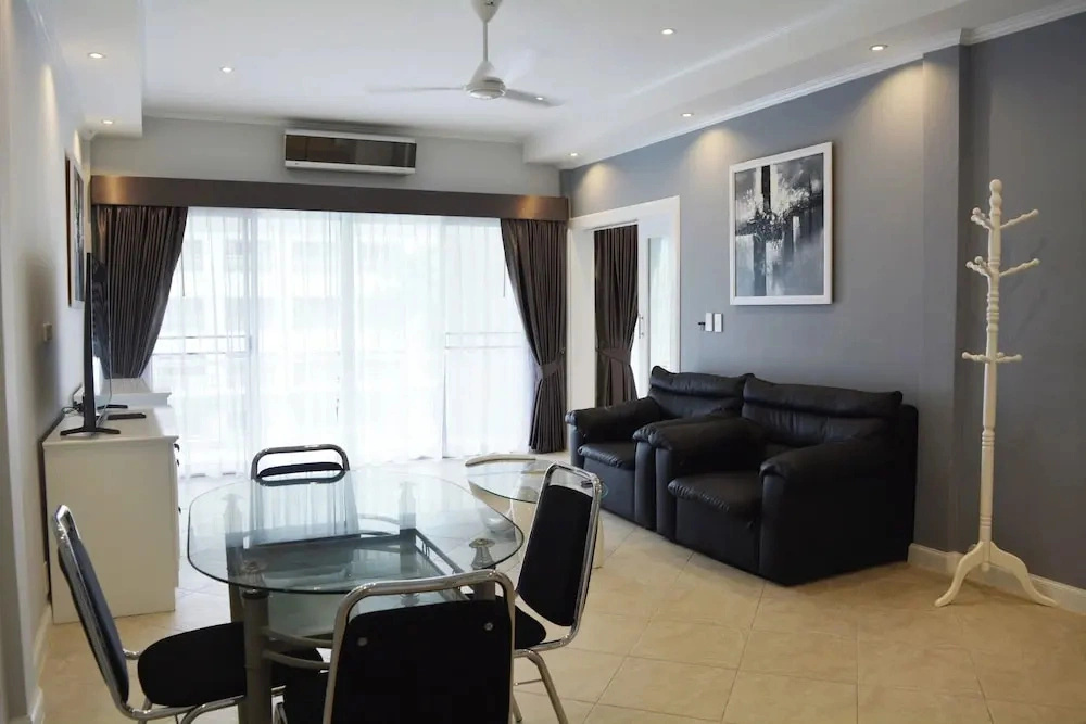 Modern Pool-view 1-bedroom Condo With Large Balcony - Baan Suan Jomtien