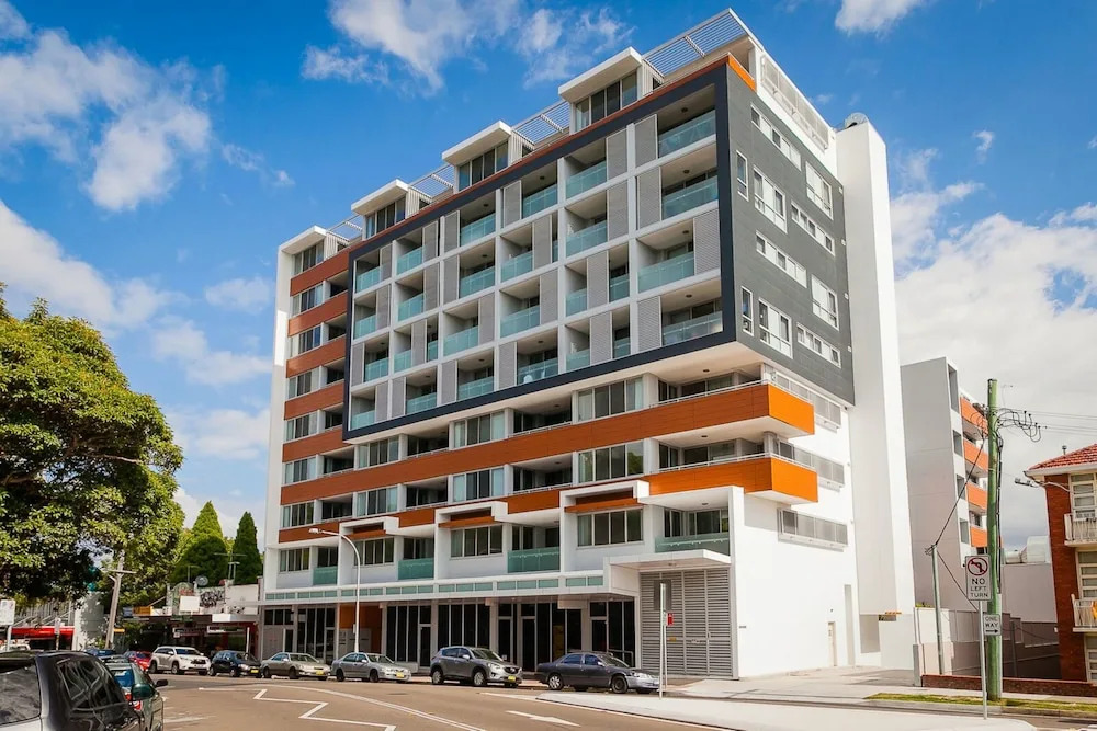 Near Airport & Train Station Stylish Two-Story Apartment
