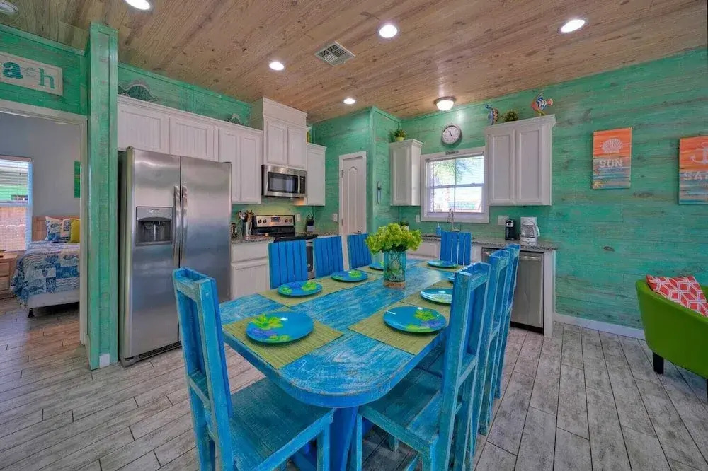 Shared Pool, Walkable to Beach, Vibrant Beachy Design! Bay Bliss by Avantstay