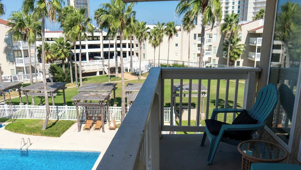 Fresh &bright 1BR Condo - Poolview & Steps to Beach