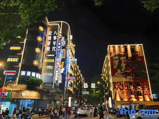 Yunqi Light Residence Hotel (Yisheng Square Pedestrian Street Branch)