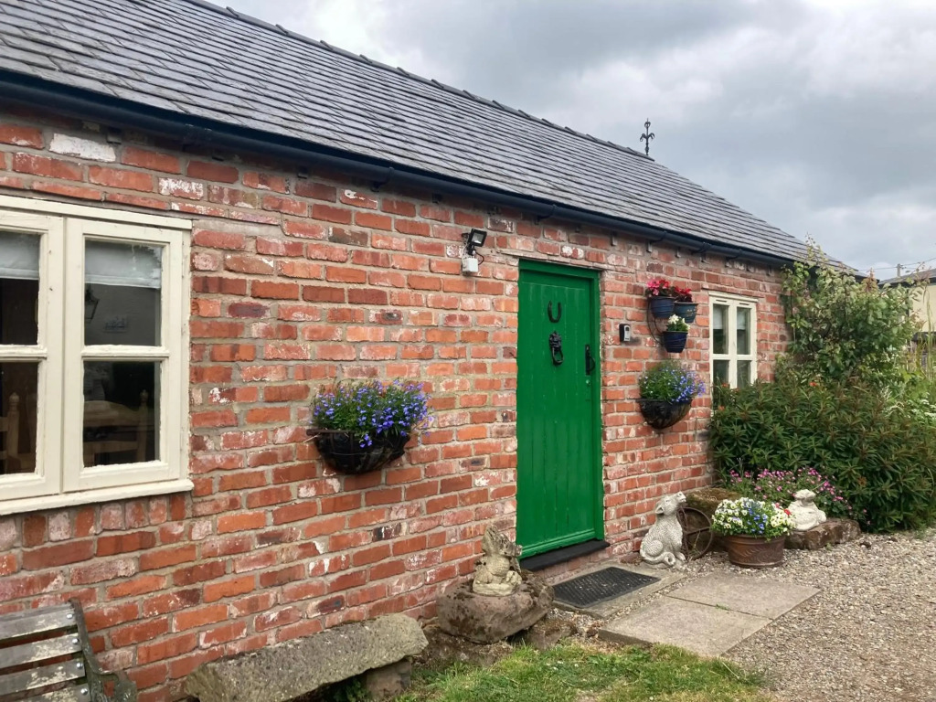 Little Pentre Barn with seasonal Swimming Pool