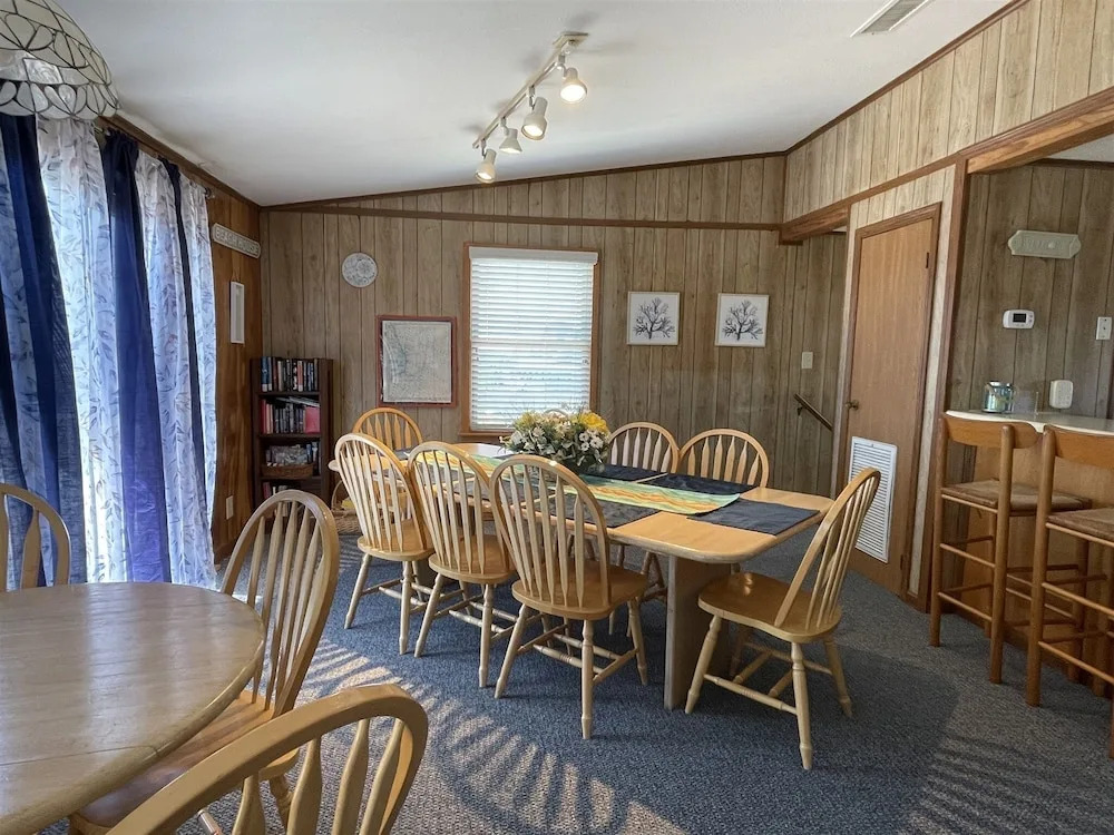 Southern Star 5 Bedroom Cottage by RedAwning