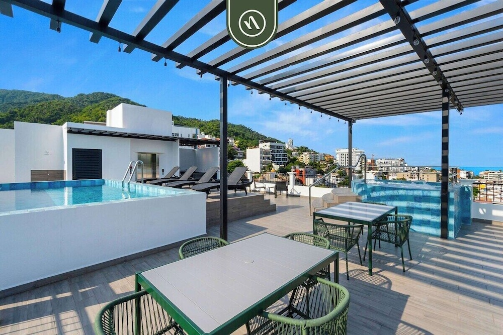 New 1 BR Condo - Rooftop Pool - Romantic Zone