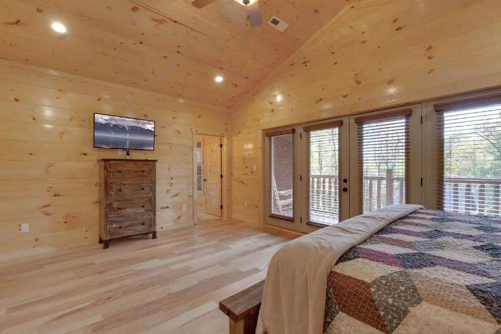 Smoky Mountain Splash, 6 Bedroom, Private Pool, WiFi, Pool Table, Sleeps 18