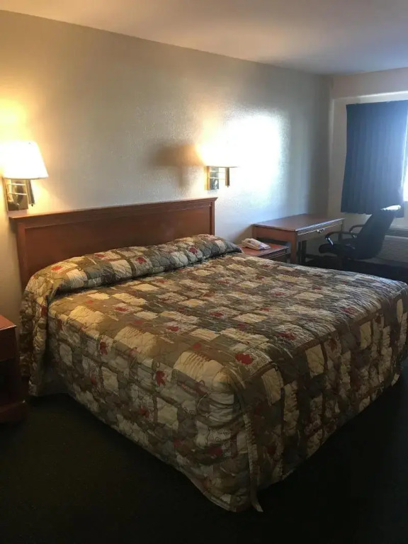 Hole Inn the Wall Hotel - Fort Walton Beach - Sunset Plaza - nearby Beaches & Hurlburt