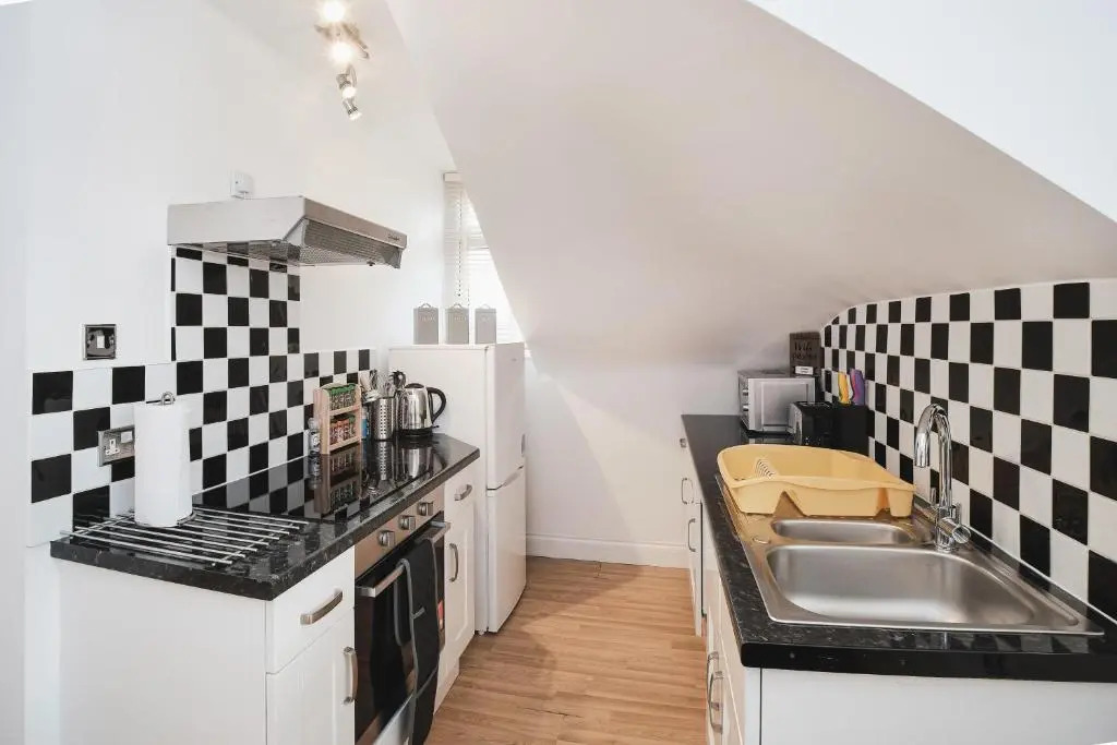 Canterbury 2 Bed Apartment Close to Town CT1 Sleeps 6