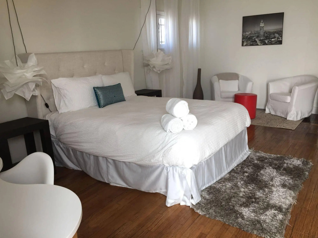 Chic Hollywood Bungalow