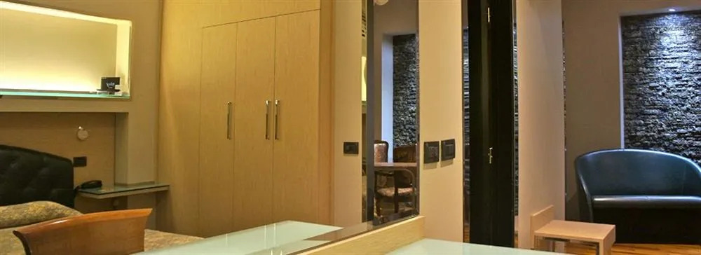 Hotel 77