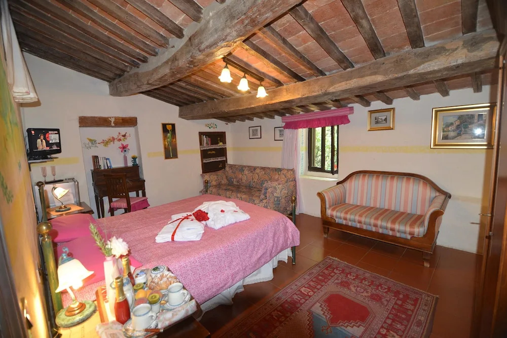 Live the Essence of Tuscany Typical Tuscan Villa for 1218 People