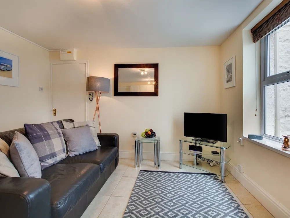 Spacious Apartment in Saint Ives near Beach