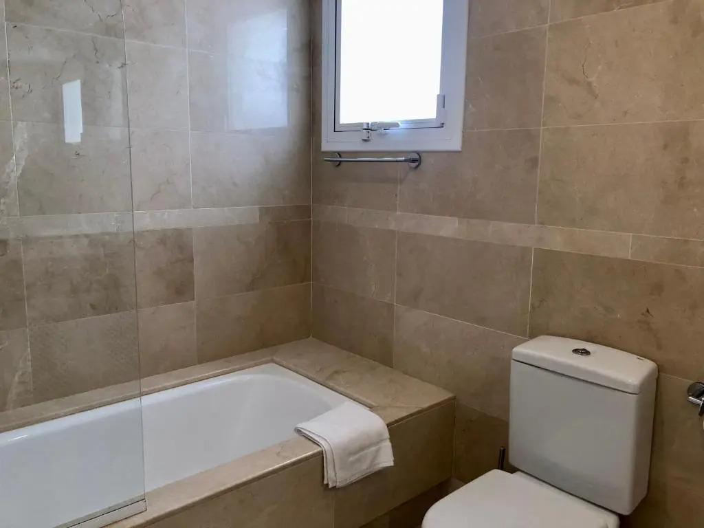 Spacious & sunny ground floor apartment close to Puerto Banus