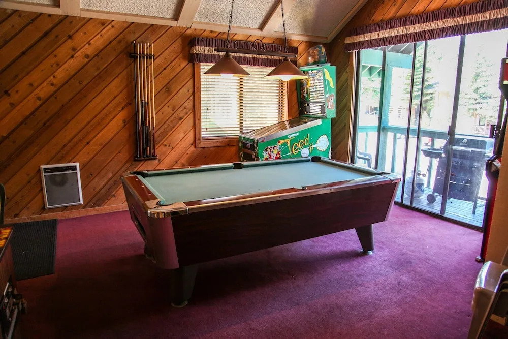 Crestview 25 Convenient Location near the Village and Lifts, Pet-Friendly by RedAwning