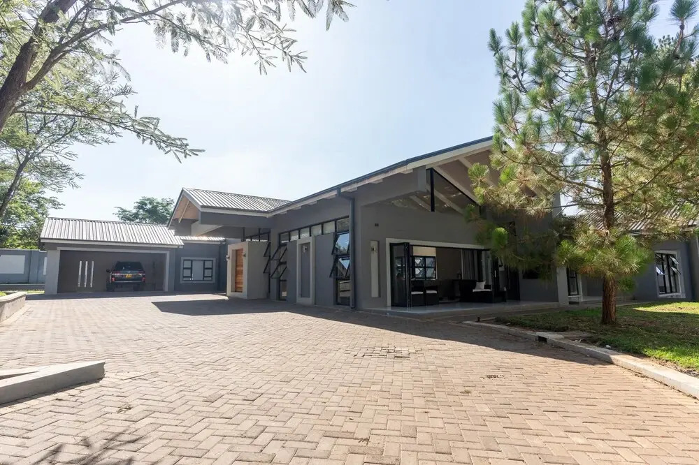 Upmarket 4 bed Chisipite House 2193