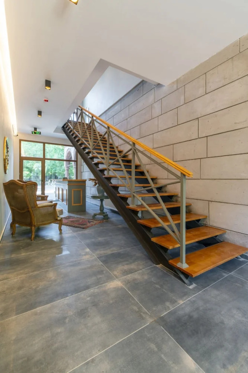Sunolus Vineyard House