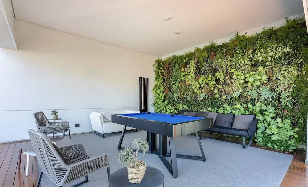 Apt w/ Balcony, Minutes From the Subway Ctb2405
