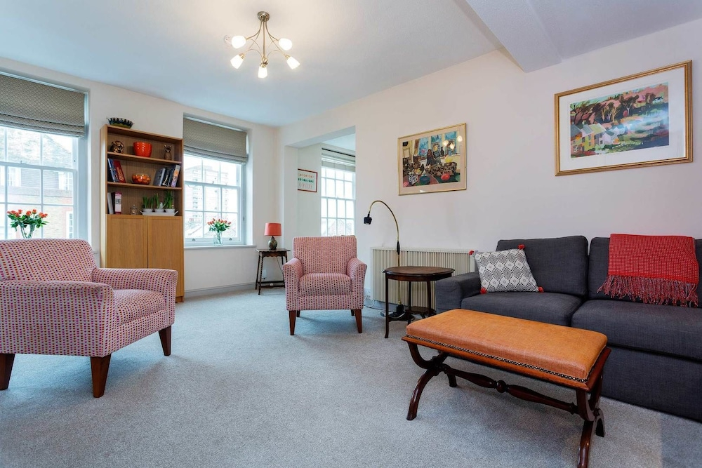 Whitehouse Apartment