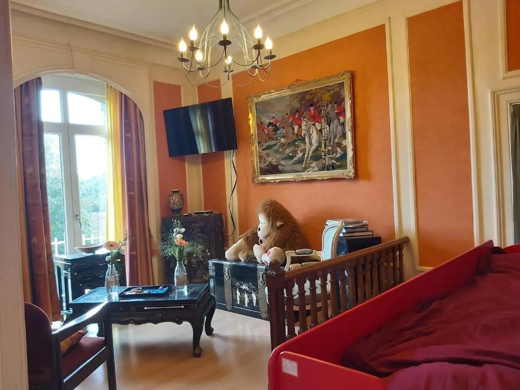 Château Lambert Moulinsart Hotel, shuttle airport, long term parking, snooker, large terrasse, dinner, breakfast