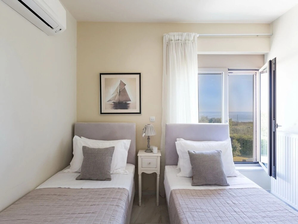 Luxury Villa With Private Heated Pool, Childrens Fenced Area, Near the Beach & the Town