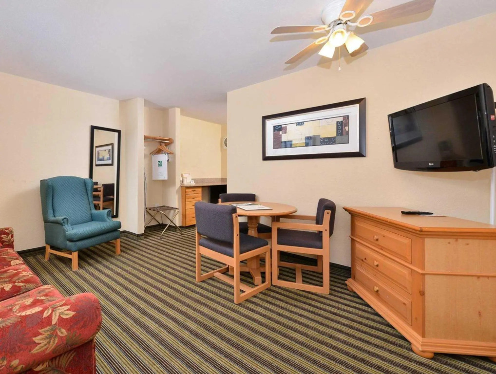 American Inn and Suites