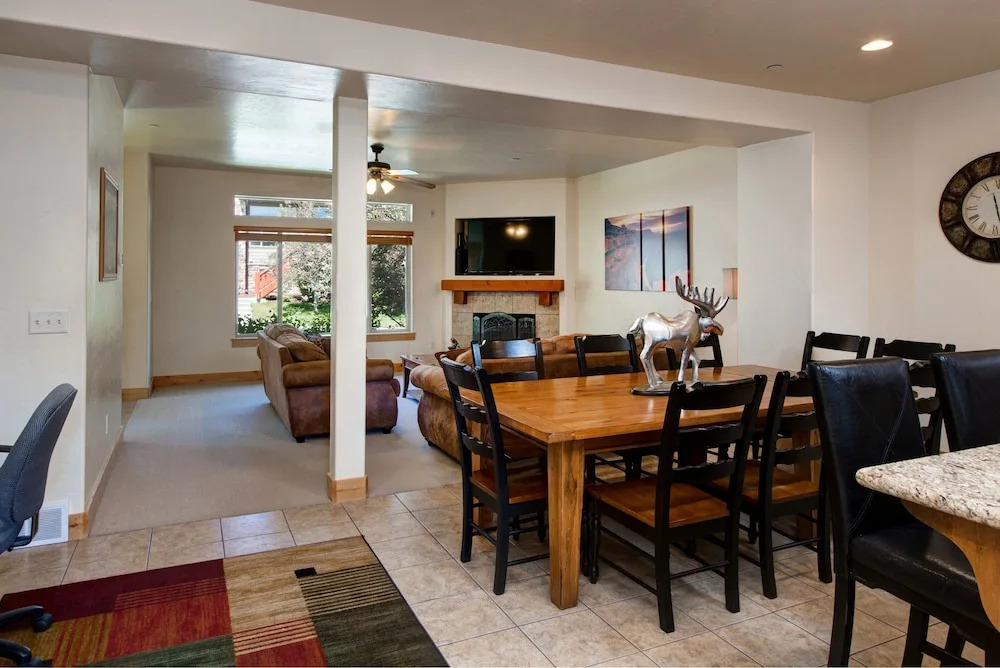 4BR 3.5BA Urban Alpine Home by RedAwning