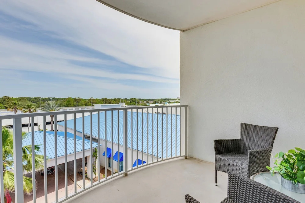 Walk to Beach: Poolside Oasis in Palms of Destin!