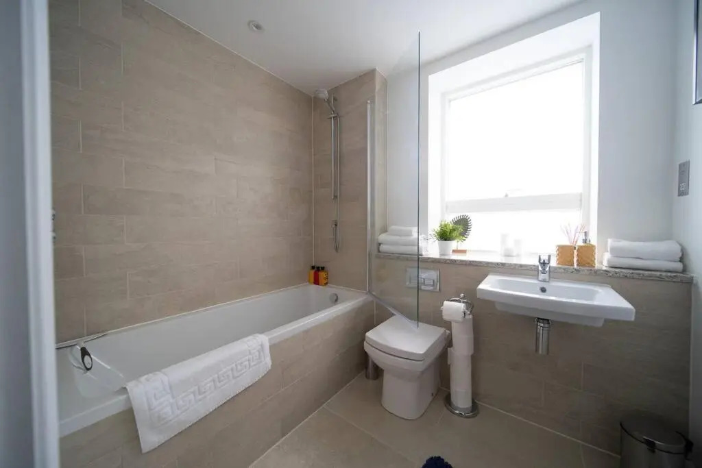 Deluxe Apartment near Cabot Circus w Parking sleeps 5